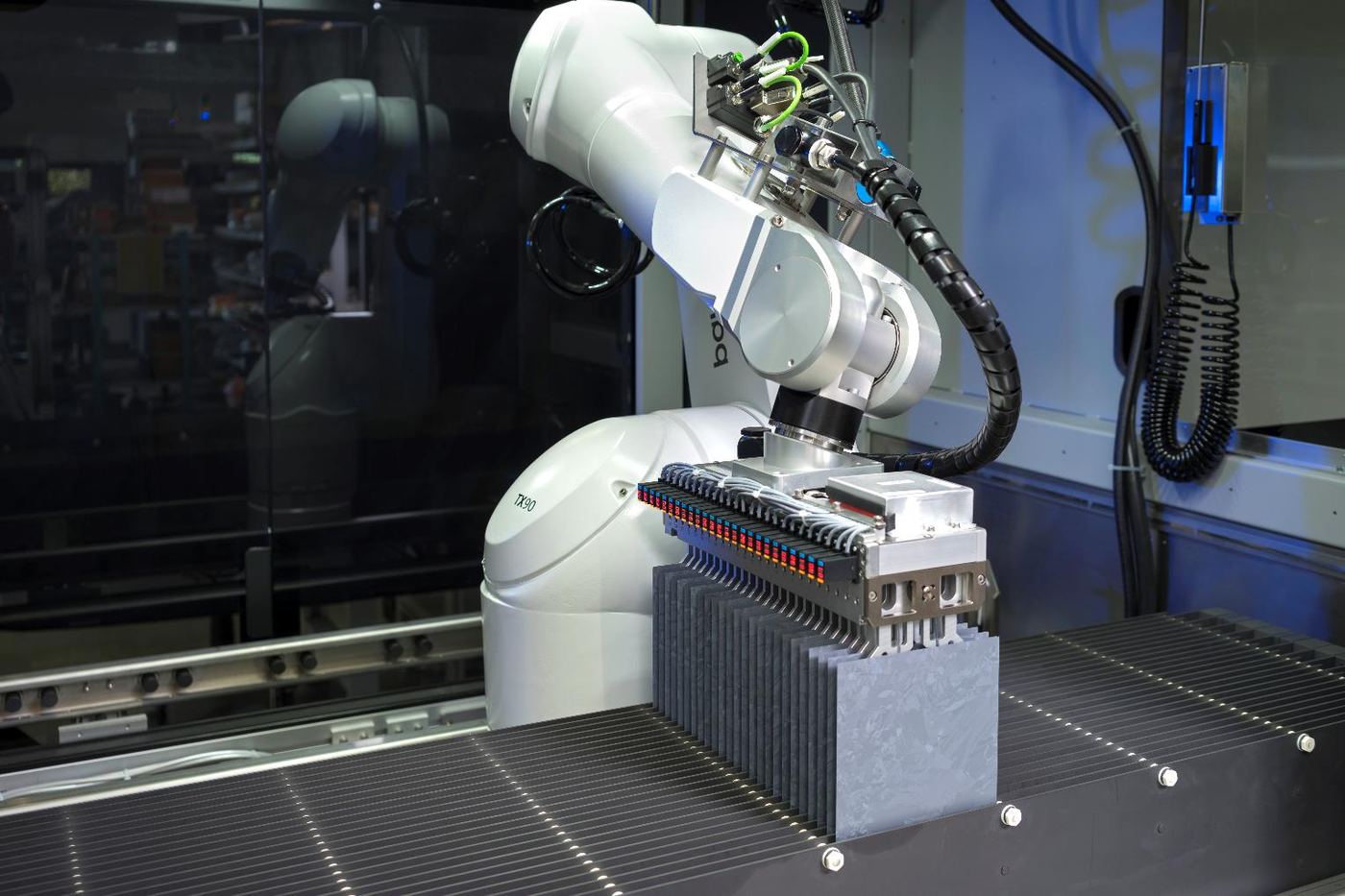 Roboter greift einen Zellstapel für die Batteriemodul-Montage
