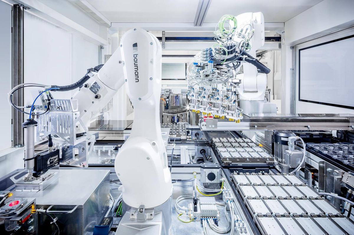 Roboter handhabt Bauteile aus Werkstückträgern