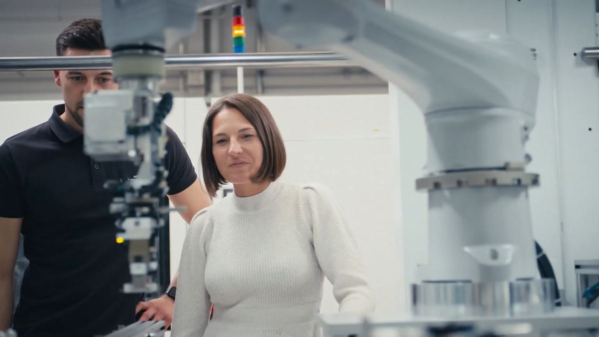 Ingenieure an einer Prüfanlage